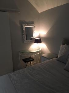 CullyhannaCosy stylish 1-Bed Apartment in South Armagh的一间卧室配有一张床、一张书桌和一面镜子