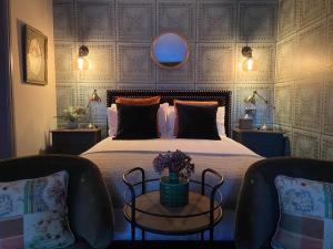 科巴姆Stunning Private en-suite studio in Cobham的一间卧室配有一张带桌椅的床