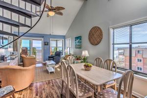 默特尔比奇Beach Lovers Haven Oceanfront Condo with Pool!的用餐室以及带桌椅的起居室。
