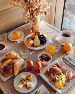普利涅诺特雷达米Domaine des Dryades的一张桌子,上面放着早餐盘