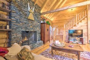 林维尔Superb Linville Mountain Cabin with Wraparound Decks的小屋内带石头壁炉的客厅