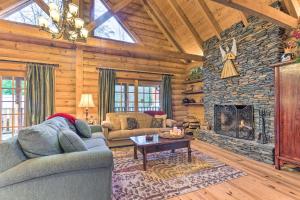 林维尔Superb Linville Mountain Cabin with Wraparound Decks的带沙发和壁炉的客厅