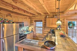 林维尔Superb Linville Mountain Cabin with Wraparound Decks的厨房配有不锈钢冰箱和木制橱柜