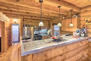 林维尔Superb Linville Mountain Cabin with Wraparound Decks的小木屋内的厨房配有台面