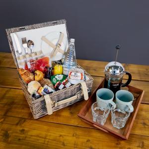 牛津凡布吕之家酒店的餐桌上带食物和饮料的野餐篮