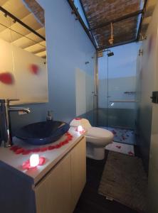 瓜塔维塔Glamping Cristal的浴室配有盥洗盆、卫生间和浴缸。