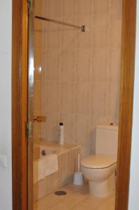拉斯卡弗里亚Casa Etna的一间带卫生间和水槽的浴室