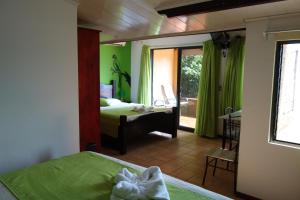 Tajo Alto维斯塔格尔佛冒险公园及酒店的客房设有带一张床的卧室和阳台