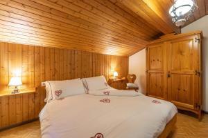 费拉迪普利米罗Agritur Broch的一间卧室设有一张大床和木墙