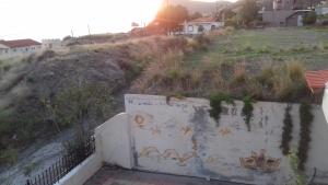 兰特斯Sifis Pirounakis Anatoli的山边的墙上有涂鸦
