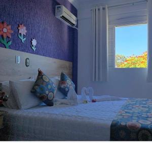 尤西德福拉阿空奇果德米纳斯酒店的卧室配有白色的床和窗户