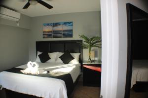The All New Grace Bay Suites客房内的一张或多张床位