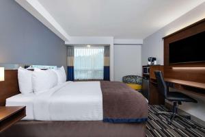Microtel Inn & Suites by Wyndham Mont Tremblant客房内的一张或多张床位