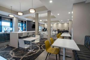 Microtel Inn & Suites by Wyndham Mont Tremblant餐厅或其他用餐的地方