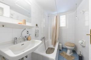 雅典Private Rooms Athens - Shared Bathroom的白色的浴室设有水槽和卫生间。