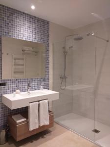 GramósLes Flors - Hotel Rural & Cabanyes的一间带水槽和淋浴的浴室