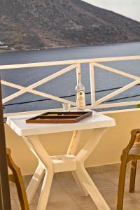 马苏里Acropolis Hotel的船上桌子上坐着一瓶葡萄酒