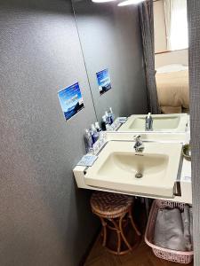 白马村仁格特别墅酒店的一间带水槽和镜子的浴室