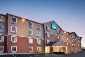 韦恩堡WoodSpring Suites Fort Wayne的建筑一侧有标志的酒店