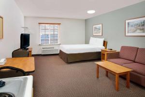 韦恩堡WoodSpring Suites Fort Wayne的酒店客房,配有床和沙发