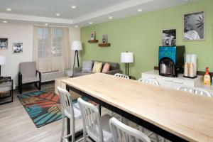 肯代尔WoodSpring Suites Miami Southwest的客厅配有桌椅