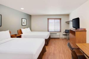 查尔斯湖查尔斯湖伍德斯普林酒店的酒店客房设有两张床和一台平面电视。