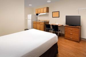 WoodSpring Suites Memphis Northeast客房内的一张或多张床位