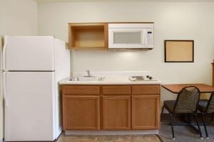 里士满WoodSpring Suites Richmond West I-64的厨房配有白色冰箱和水槽