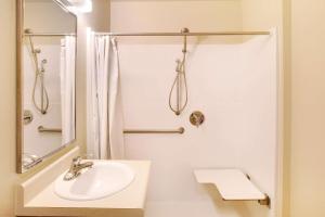 圣安东尼奥WoodSpring Suites San Antonio South的白色的浴室设有水槽和淋浴。