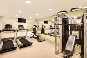 休斯顿WoodSpring Suites Houston Northwest的一间健身房,里面配有跑步机和机器