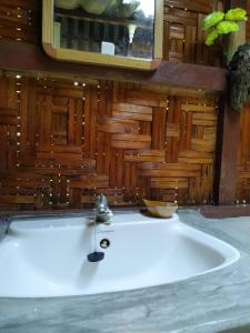 昌岛象岛拉达纳旅馆的浴室设有浴缸和水龙头
