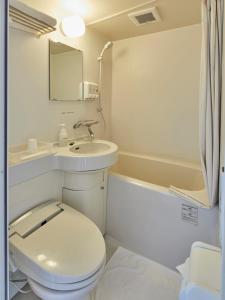 大洲哈塔格桥本酒店的白色的浴室设有卫生间和水槽。
