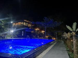 通帕蓬奇利洛夫特度假村的一座晚上设有游泳池的房子
