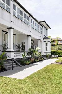 悉尼St Marks Randwick的前面有草坪的白色房子