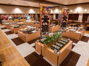 函馆汤之川观光祥苑酒店的一间带桌椅的用餐室和自助餐