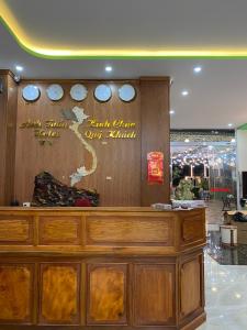 波来古市Anh Tuấn Hotel & Coffee - Pleiku, Gia Lai的一间在房间内配有木台的餐厅