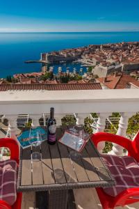 杜布罗夫尼克Amazing view Apartments Dijana的阳台上的桌子和两杯葡萄酒