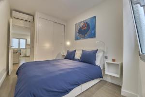 大加那利岛拉斯帕尔马斯Malibú Canteras nº 1 - Planta Baja - Ground Floor的一间白色客房内的蓝色床卧室