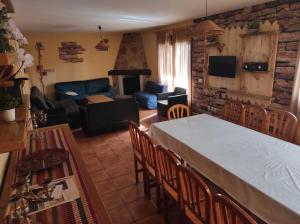 瓜达利斯-德拉谢拉Los Alisos Casa Rural的厨房以及带桌椅的起居室。