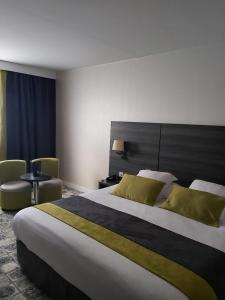 埃夫勒加埃夫勒宫贝斯特韦斯特酒店的酒店客房带一张大床和一把椅子