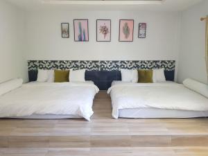乌隆他尼纳迪度假屋的两张睡床彼此相邻,位于一个房间里