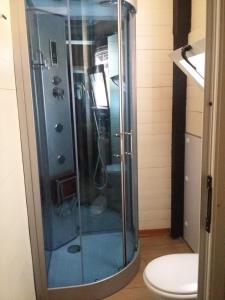 波利科罗Policoro Village Hotel的一间带卫生间的浴室内的玻璃淋浴间