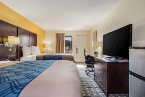 查尔斯顿北查尔斯顿依可诺汽车旅馆的酒店客房设有两张床和一台平面电视。