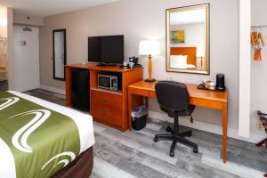 迈阿密Quality Inn Miami Airport - Doral的酒店客房配有一张床和一张带电脑的书桌