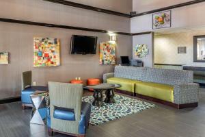 Pauls ValleyComfort Inn & Suites Pauls Valley - City Lake的一间设有椅子和桌子的等候室以及一台电视