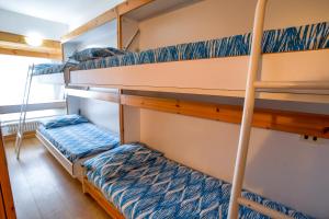 马里尔伊瓦Residence Artuik Appartamenti Solandra的船屋设有双层床和三张双层床。