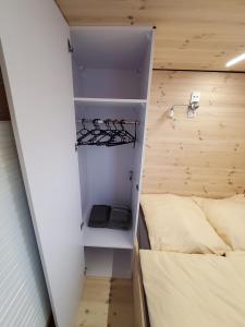 BraunsbedraHausboot Geiselruh的小房间设有两张床和一个衣柜