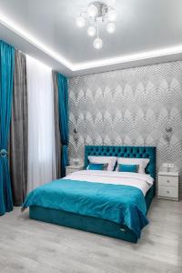 利沃夫Rynok Square city center two bedroom apartment!的一间卧室配有蓝色的床和蓝色床头板