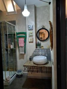 泰拉奇纳ART DECO city center near the beach!的浴室配有白色水槽和淋浴。