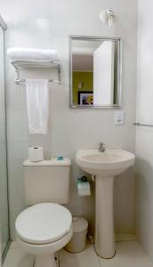 乌巴图巴Hotel Pousada do Sol的白色的浴室设有卫生间和水槽。